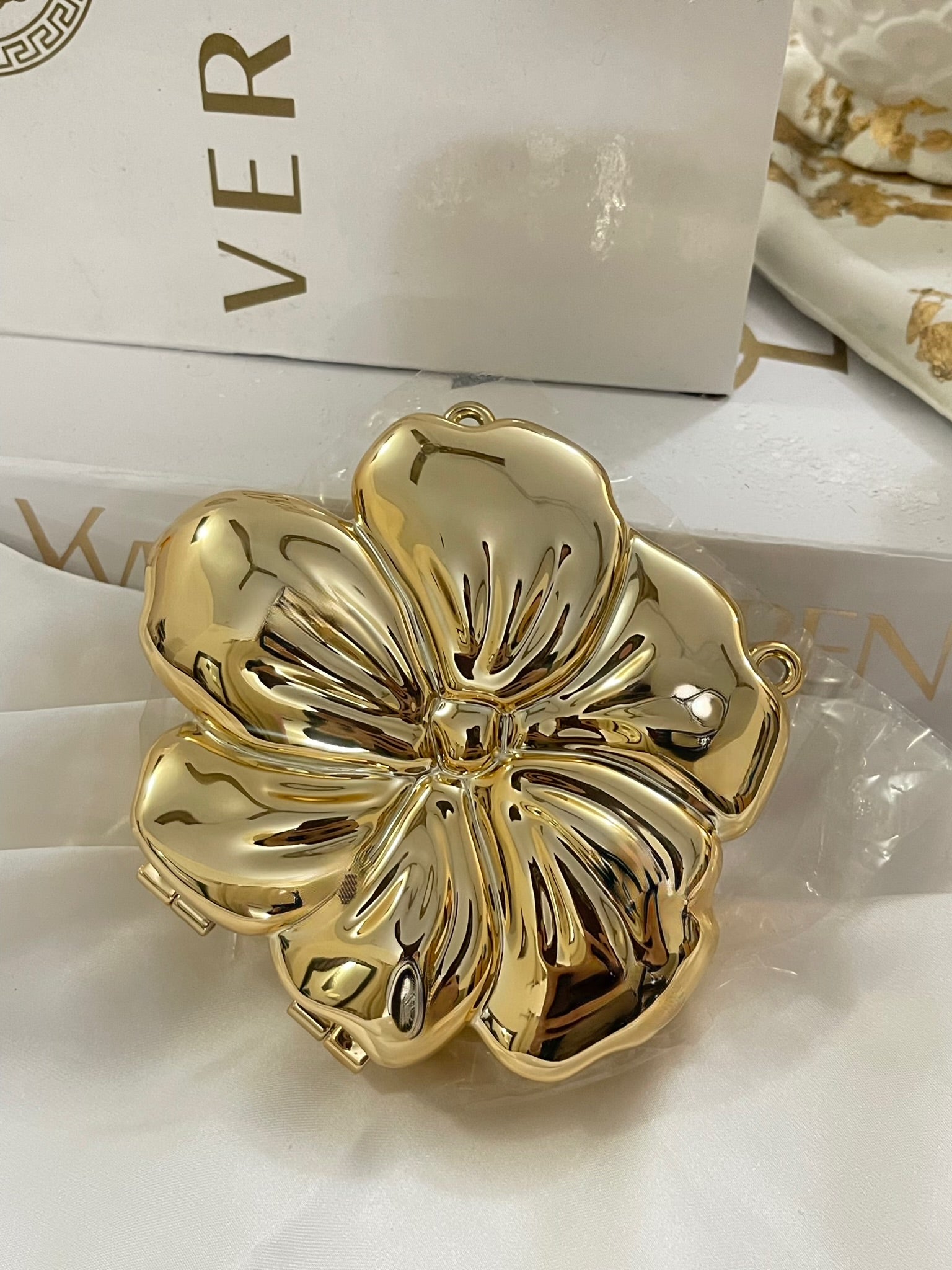 Flower shape clutch with chain