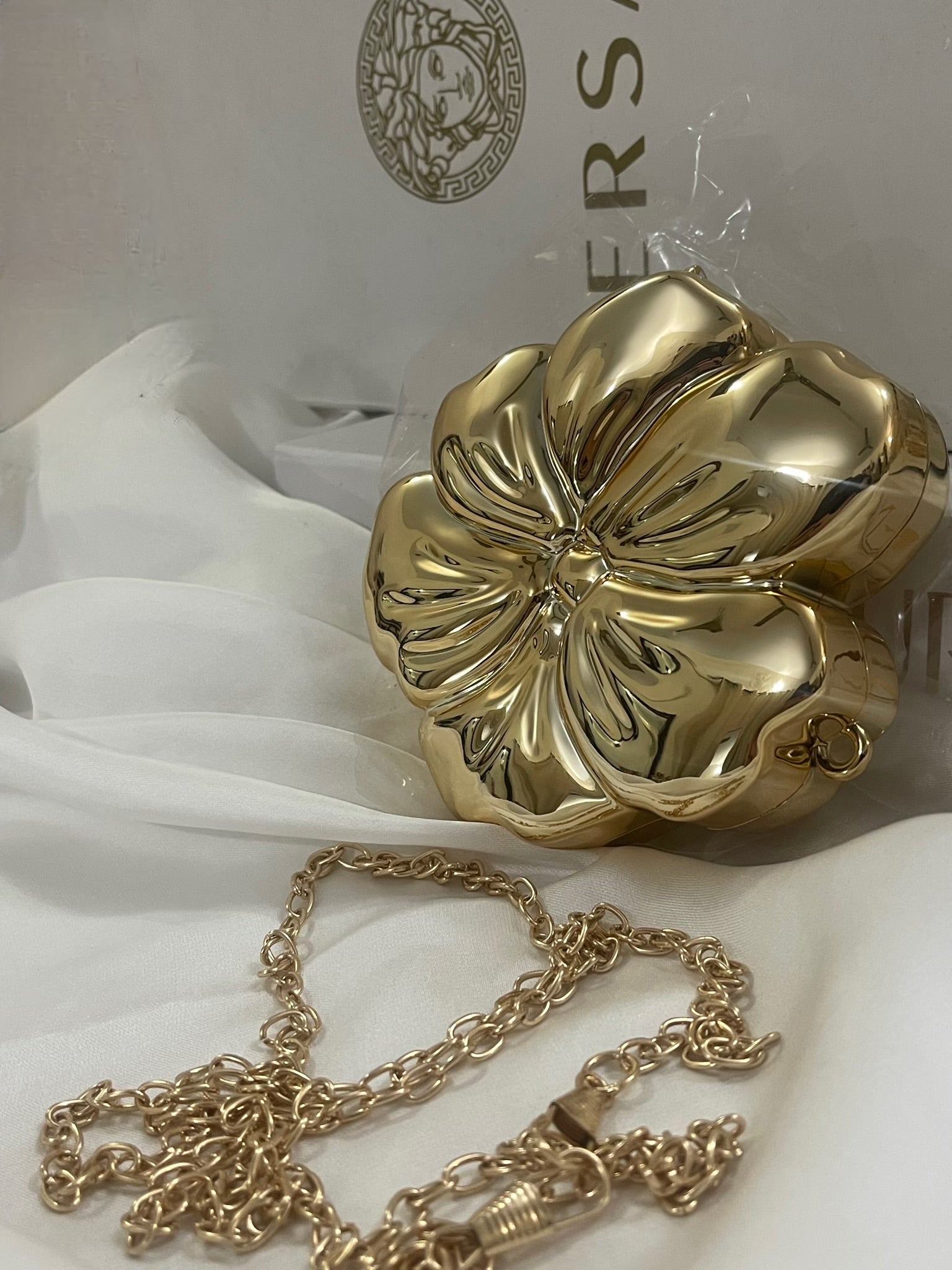 Flower shape clutch with chain
